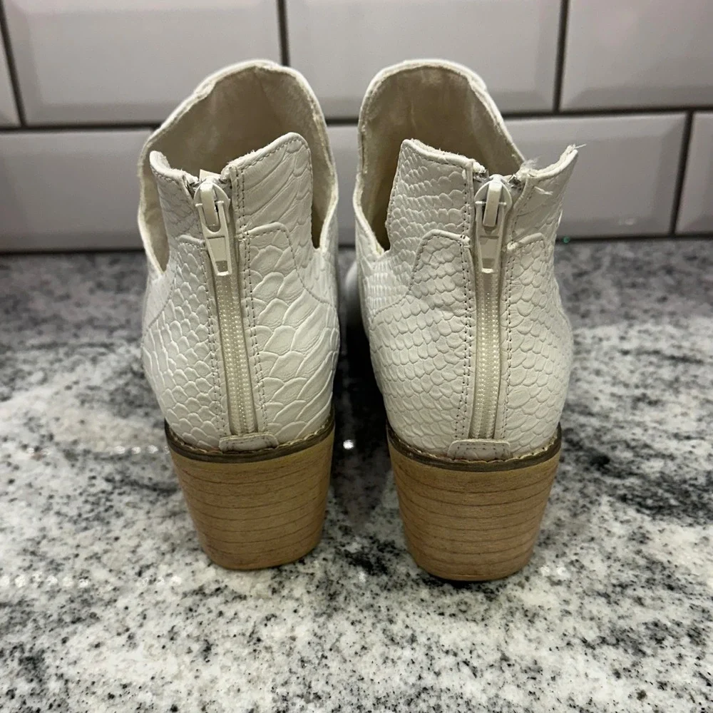 Natural Reflections White Snake Embossed Western Ankle Boots‎ Booties Women 8.5